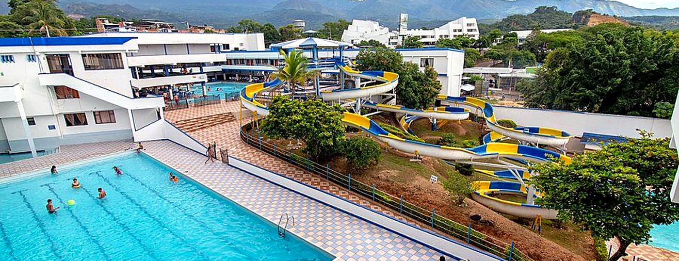 Vista a&eacute;rea de las piscinas del centro de vacaciones Cafam en Melgar, Tolima