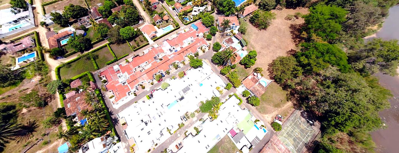 Vista a&eacute;rea de un condominio residencial con piscinas en Melgar, Tolima