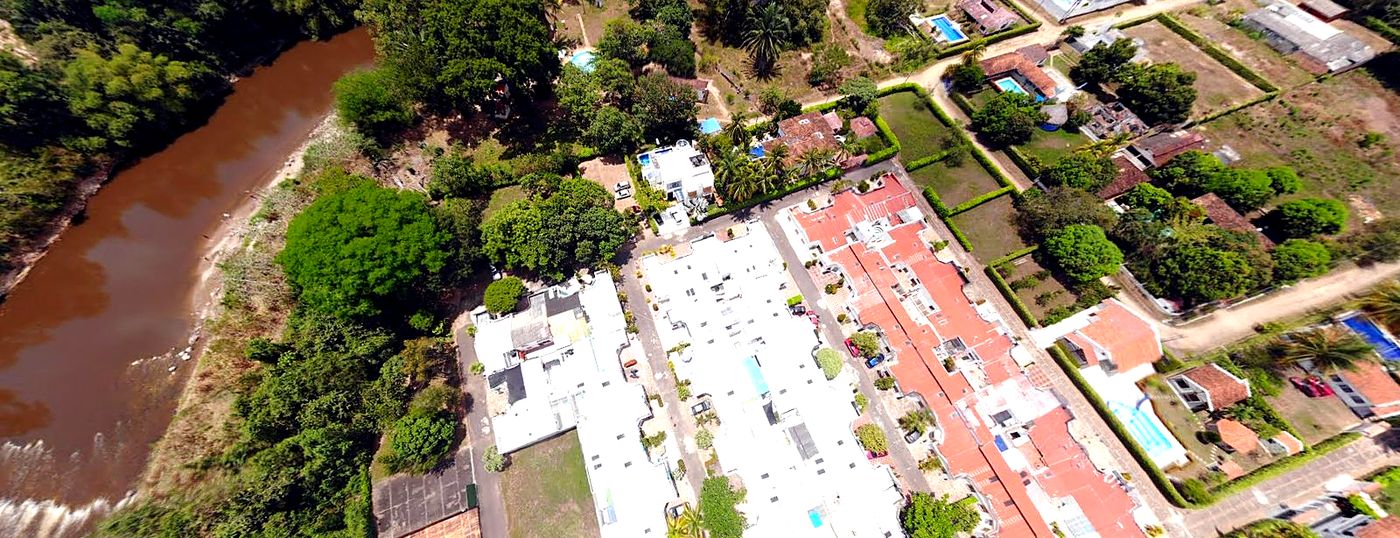 Vista a&eacute;rea de Melgar, Tolima, con el r&iacute;o y la vegetaci&oacute;n tropical