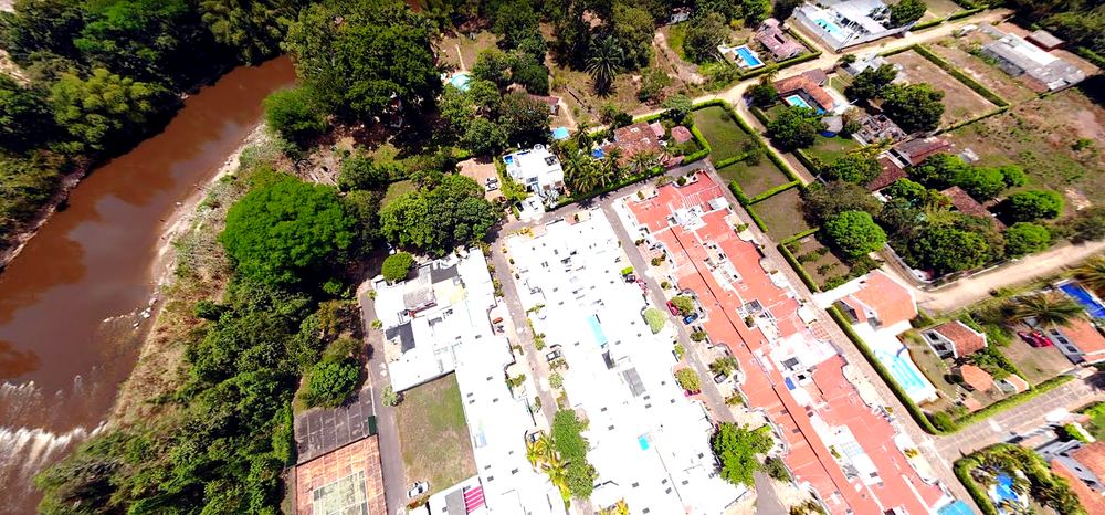 Vista aerea de Melgar con el río Sumapaz y casas con piscinas