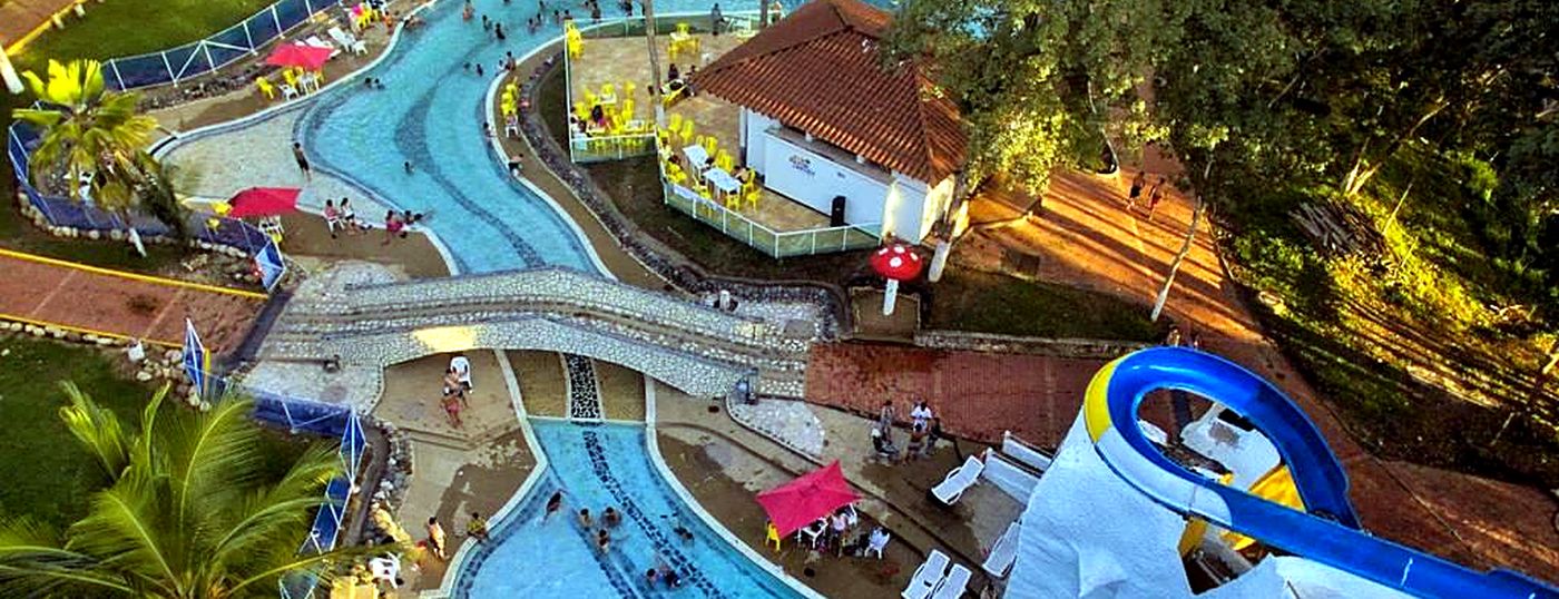 Vista a&eacute;rea del r&iacute;o lento y las piscinas de un parque acu&aacute;tico cerca de Melgar